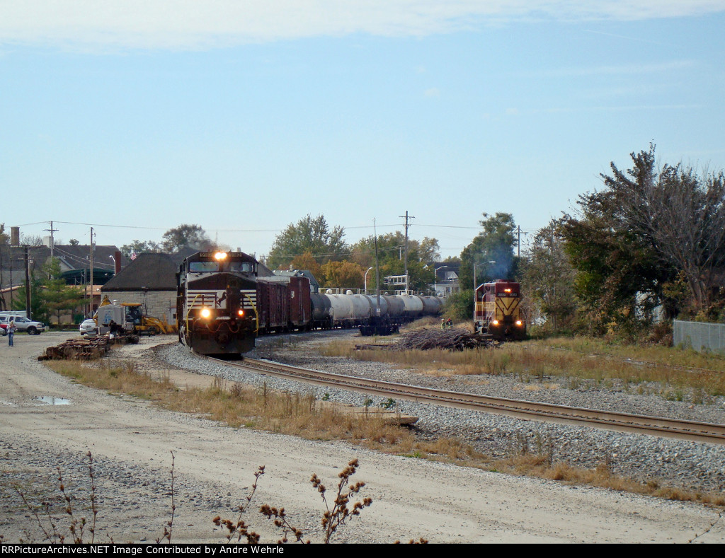 NS 9182 NB comes around the bend past the L504 power